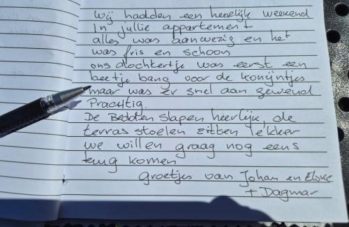 Hollum Apartment | TIME-OUT met ZONNIG TERRAS, eigen KEUKEN, Dichtbij Dorp, Duinen, Strand en Vuurtoren , Incl verwarmd Hotel-ZWEMBAD