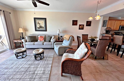 Gulf Shores Condo | Time to get your toes in the sand and enjoy hunting sea shells! π