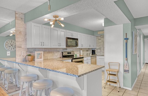 Biltmore Beach Condo | TIME TO RELAX! {GYM,BEACH,TIKI BAR,POOL}