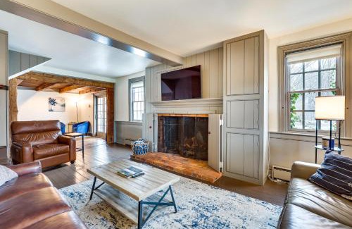 Dundee House | Timeless Winesburg Farmhouse with Deck