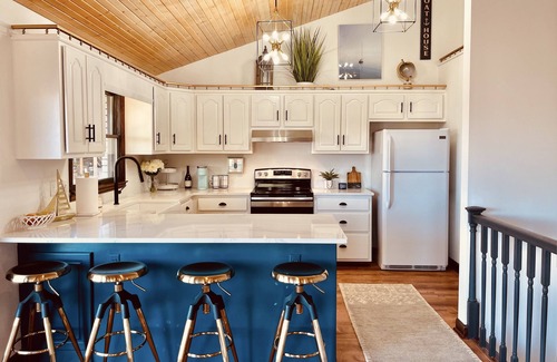 Winchester Cabin | ☀️Tims Ford Bliss☀️ amazing Lakefront views, private Dock, Beach, Firepit, Fun!