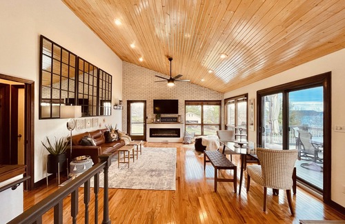Winchester Cabin | ☀️Tims Ford Bliss☀️ amazing Lakefront views, private Dock, Beach, Firepit, Fun!