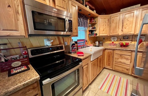 West Jefferson House | Tiny Ashe Cabin-Riverfront, Firepit, Kayaks, Wifi, Small Dog Friendly, Grill