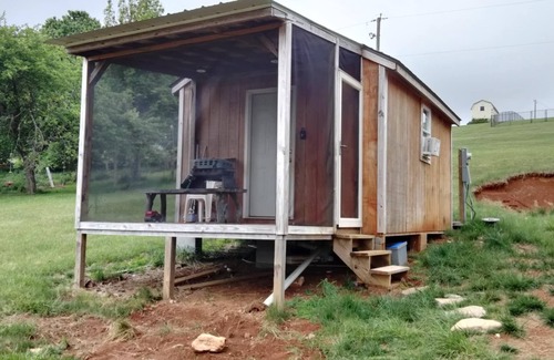 Fancy Gap Cabin | Tiny cabin with access to pond,hot freshwaterAC right off the Blue ridgeparkway