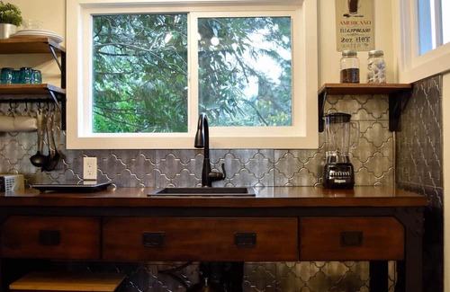 Harrison Hot Springs Cabin | TINY COTTAGE | QUEEN BED | KITCHEN | ACCOMMODATES 2 GUESTS