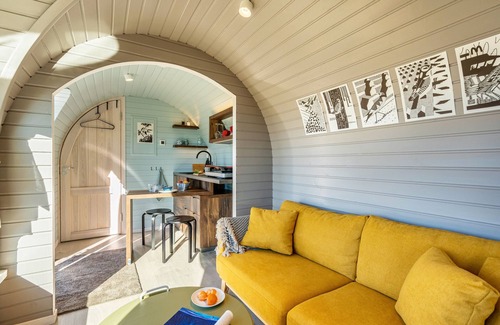 Hirschfeld House | Tiny Home 'Stall Und Sterne - Kleiner Wagen' with Mountain View, Private Terrace and Wi-Fi