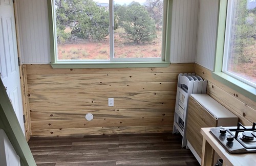 Valle Cabin | Tiny House, 30 min. to Grand Canyon and Air Conditioned!