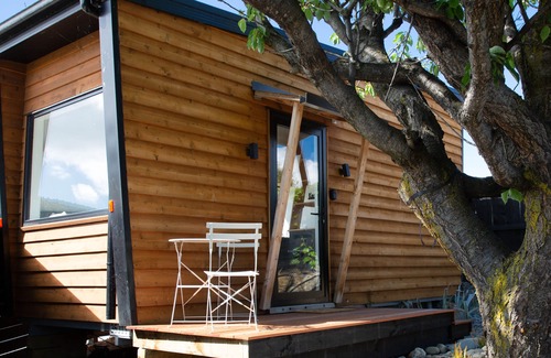 Wanaka Cabin | Tiny house - big fun! Mountain views, private garden, indoor & outdoor fires.