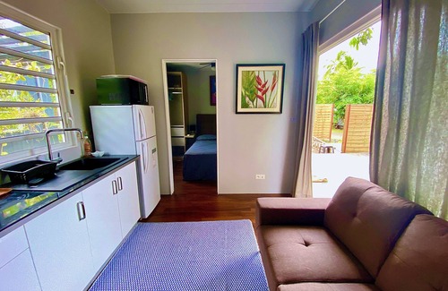 Punaauia House | Tiny house by the sea with its private pool - under a tree