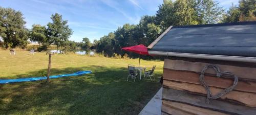 Champsac House | Tiny house-chalet à l'étang