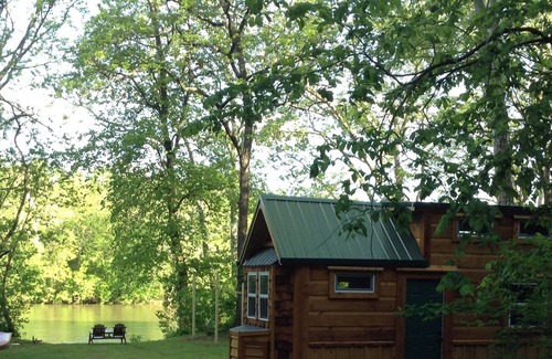 Luray Cabin | Tiny House, Riverfront, Firepit, Outdoor Shelter, Floating Dock, Sat. TV