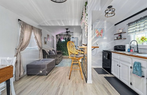 McMinnville House | Tiny House with lake view and large yard