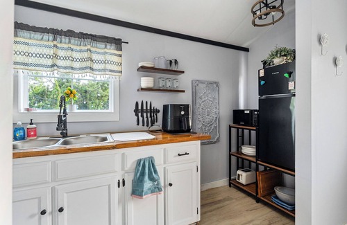 McMinnville House | Tiny House with lake view and large yard