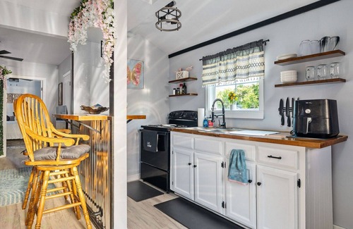 McMinnville House | Tiny House with lake view and large yard