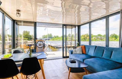 Uitgeest House | Tiny Houseboat De Woudaap - I