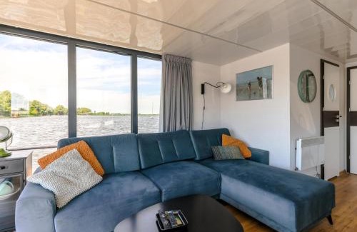 Uitgeest House | Tiny Houseboat De Woudaap - I
