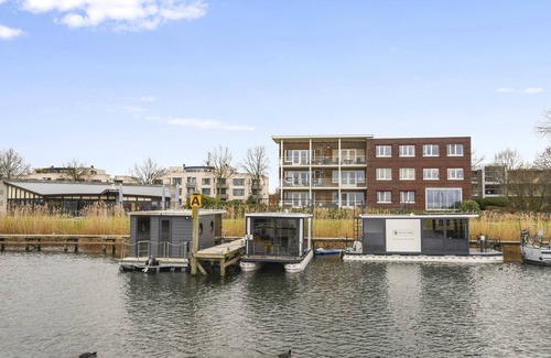 Zeewolde Boat Rental | Tiny houseboat near the restaurants and the center