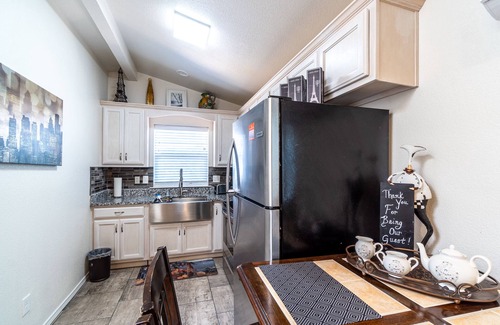 Biggs Field Apartment | Tiny Paris home| Full Kit|Suite|Safe & Comfortable