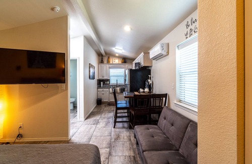 Biggs Field Apartment | Tiny Paris home| Full Kit|Suite|Safe & Comfortable