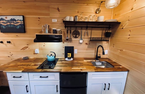Todd Apartment | Tiny Sustainer-Hot Tub, Fire Table, Romantic Oasis