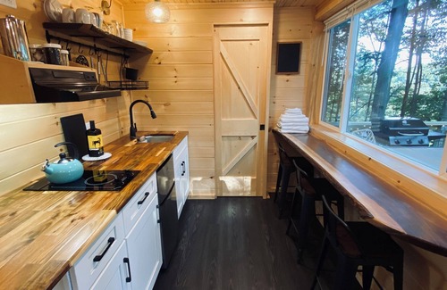 Todd Apartment | Tiny Sustainer-Hot Tub, Fire Table, Romantic Oasis