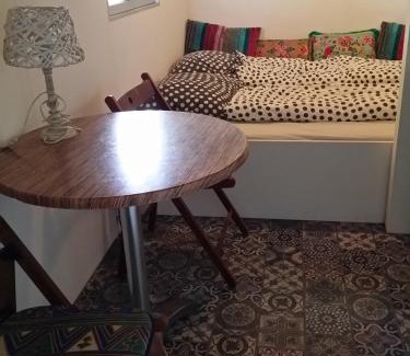 Oterleek Apartment | Tinyhouse NATUURHUISJE met veranda Bij de Molen tussen Alkmaar en Hoorn