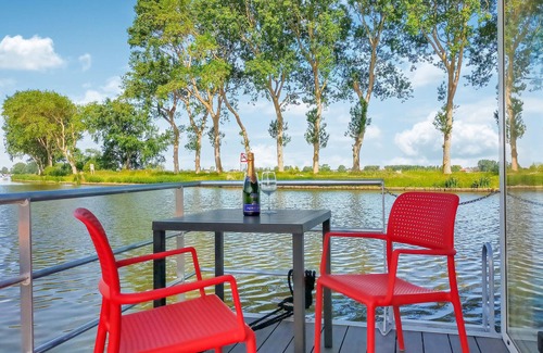 Nieuwpoort Boat Rental | Tinyhouse-style houseboat in Nieuwpoort.