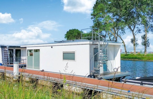 Nieuwpoort Boat Rental | Tinyhouse-style houseboat in Nieuwpoort.