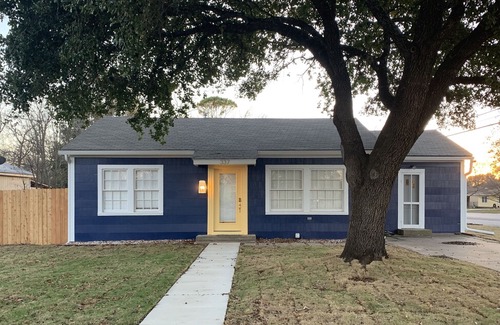 Fredericksburg House | Tipsy Gypsy House & Party Barn, HotTub , Volleyball Court & Fire Pit