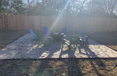 Fredericksburg House | Tipsy Gypsy House & Party Barn, HotTub , Volleyball Court & Fire Pit