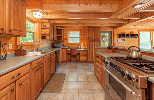 Swanton House | Tipsy Timber Lodge: Lake Access, Hot Tub, Dock Slip, 2 Fireplaces!