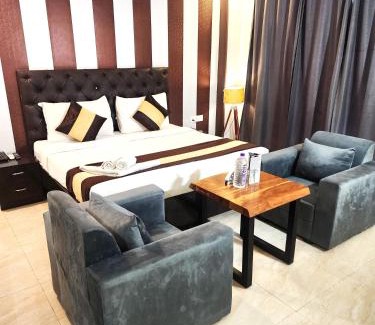 DLF Phase 5 House | Tipsyy Inn Suites 007