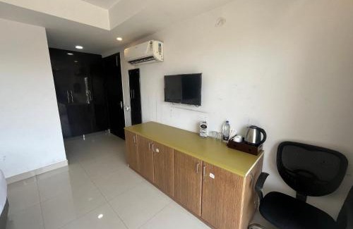 DLF Phase 5 House | Tipsyy Inn Suites 007
