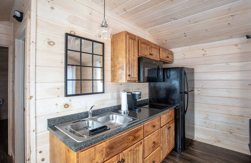 North Sebago Cabin | TITMOUSE - RESORT WITH 12 PROPERTIES. NATURAL POND FOR SWIMMING. CAFE ON SITE.