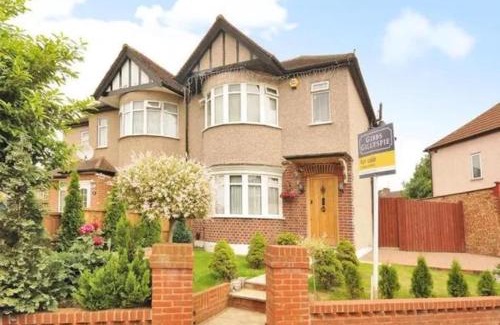 Manor Apartment | TJ Homes - One double bed room with garden view - Next to tube station
