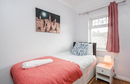 River House | TMS Spacious 4 bedroom house! Free Parking! Crosby Dagenham!