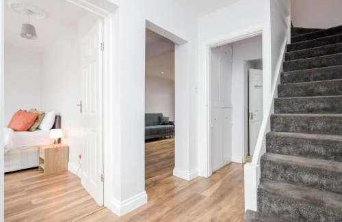 River House | TMS Spacious 4 bedroom house! Free Parking! Crosby Dagenham!