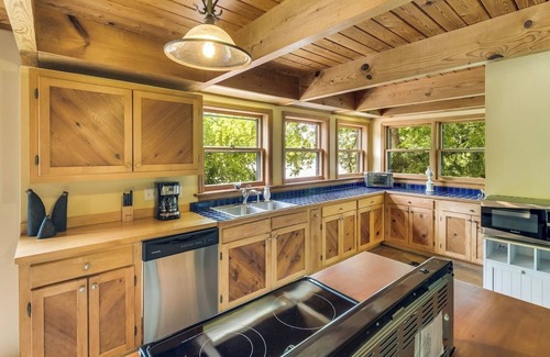Chattanooga Cabin | TN River Getaway 10 min to Downtown Chattanooga Amazing Gorge Views