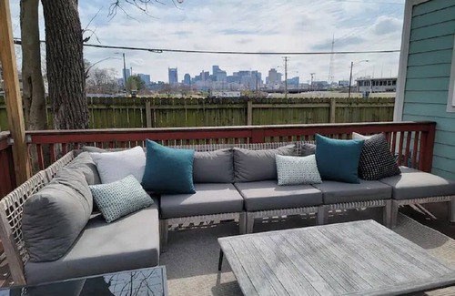 McFerrin Park House | tn⭐Skyline views!⭐ Mins from Downtown and Topgolf! Large Deck, Fenced in yard!