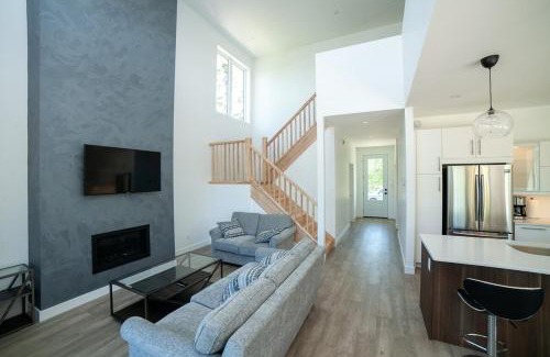 Northern Bruce Peninsula House | Tobermory Modern Waterfront Escape