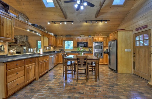 Blue Ridge Cabin | Toccoa River Frontage - Steps from the water, Sleeps 10, Fire Pit, Pet Friendly
