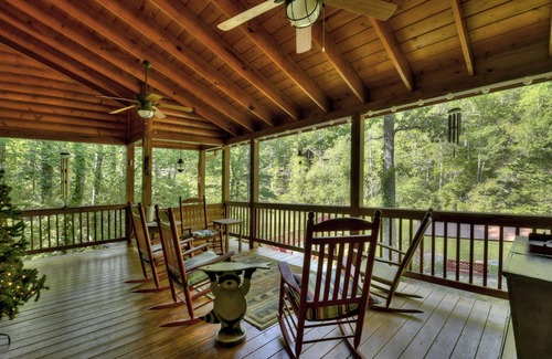 Blue Ridge Cabin | Toccoa River Frontage - Steps from the water, Sleeps 10, Fire Pit, Pet Friendly