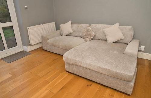 Ealing Common Apartment | Together in Ealing, Modern 2-Bed Flat with Garden, Patio & Parking & Sleeps 5