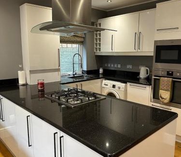 Ealing Common Apartment | Together in Ealing, Modern 2-Bed Flat with Garden, Patio & Parking & Sleeps 5