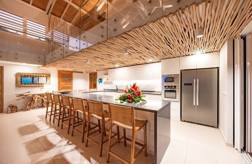 Teavaro Villa | Tohora by Tahiti Homes 5-bedroom beachfront villa with swimming pool.