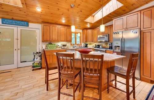 Tolland House | Tolland Lake Escape – Kayaks, Deck & Nature Trails