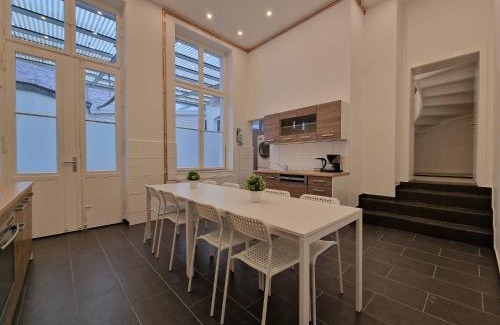 Stadtmitte Apartment | Tolstov Apartments - 300m2 Loft with 7 Rooms - 15 Min Messe DUS & Old Town DUS
