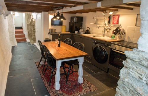 Looe Cottage | Tolva Cottage: 2-bedrooms, close to beach, harbour, town & quayside amenities.
