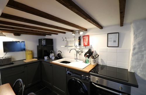 Looe Cottage | Tolva Cottage: 2-bedrooms, close to beach, harbour, town & quayside amenities.