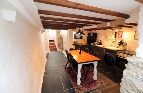 Looe Cottage | Tolva Cottage: 2-bedrooms, close to beach, harbour, town & quayside amenities.